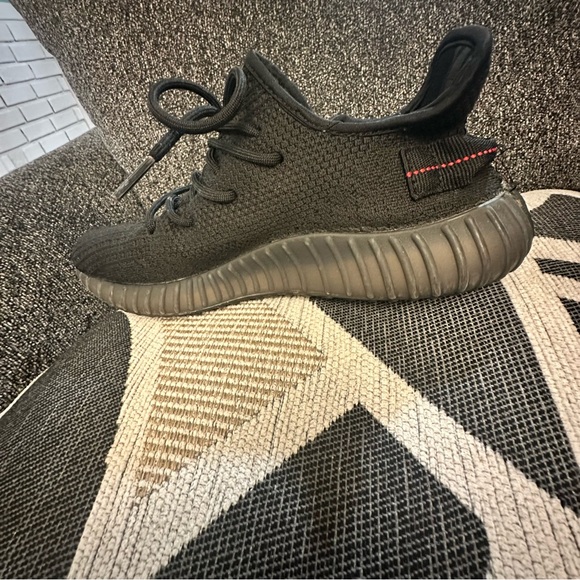 Men’s size 10 Adidas Yeezy Sneakers SPLY-350 Boost V2 Black and Red - Picture 4 of 13